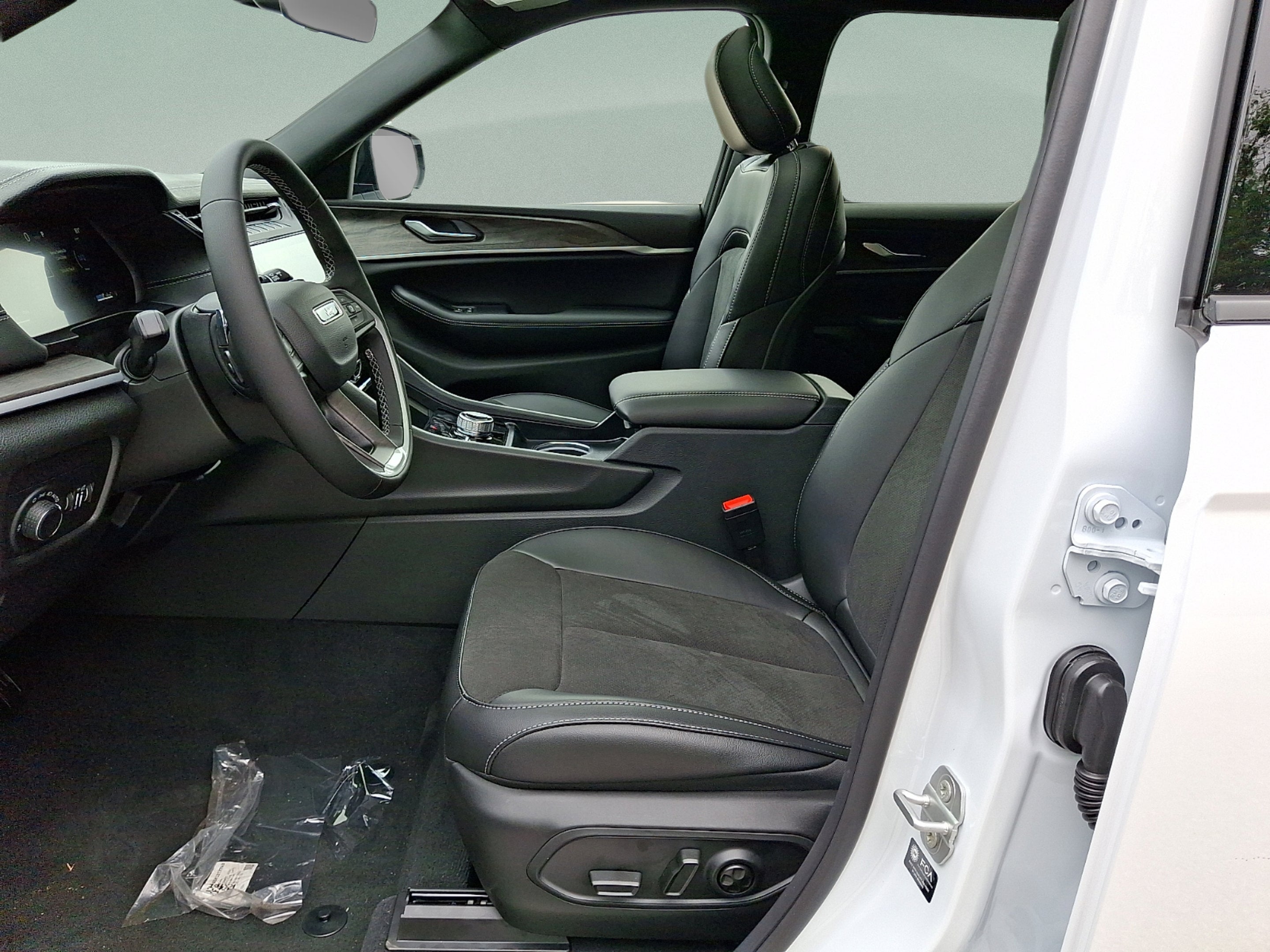 2026 Jeep Grand Cherokee GRAND CHEROKEE L LAREDO ALTITUDE 4X4