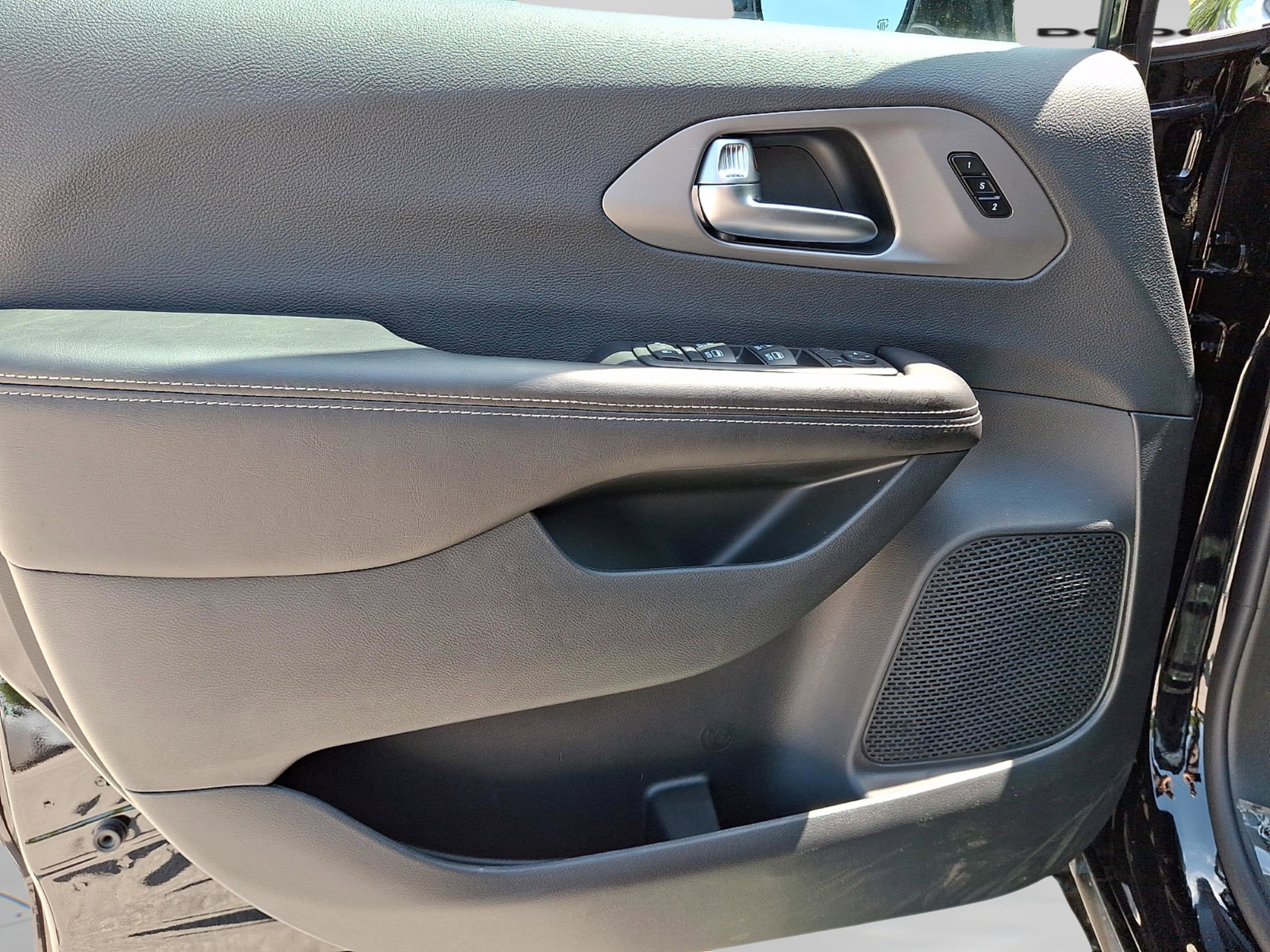 2027 Chrysler Pacifica PACIFICA SELECT